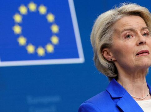 A presidente da União Europeia aparece à frente da bandeira da entidade