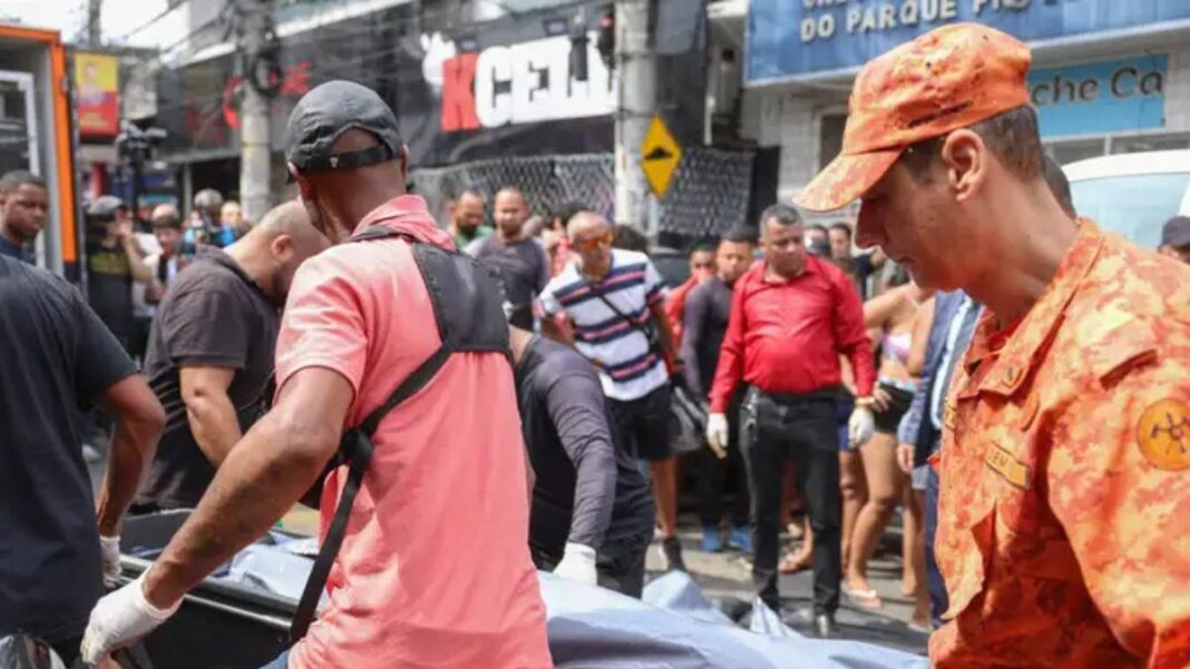 Homens carregam caixa com corpo até um carro