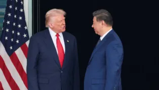 Donald Trump e Xi Jinping se olham ao lado da bandeira dos EUA
