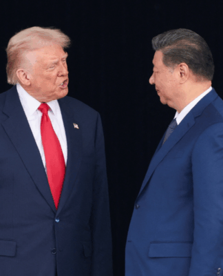 Donald Trump e Xi Jinping se olham ao lado da bandeira dos EUA