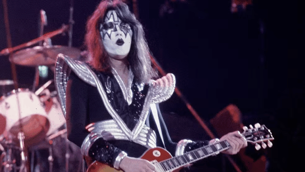 Ace Frehley tocando guitarra