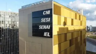 Prédio com as inscrições CNI, SESI, SENAI e IEL