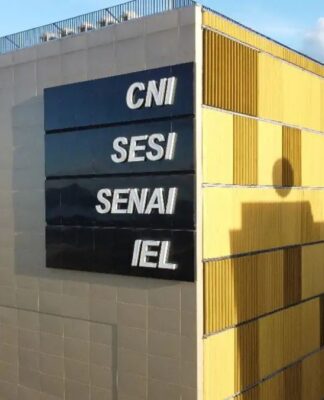 Prédio com as inscrições CNI, SESI, SENAI e IEL