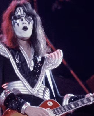 Ace Frehley tocando guitarra
