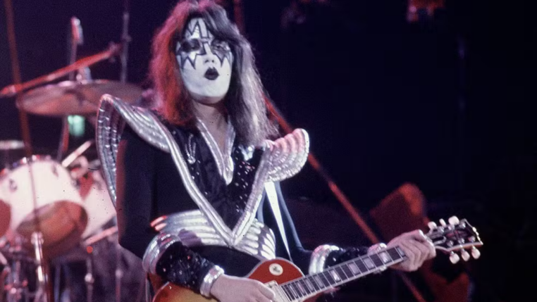 Ace Frehley tocando guitarra