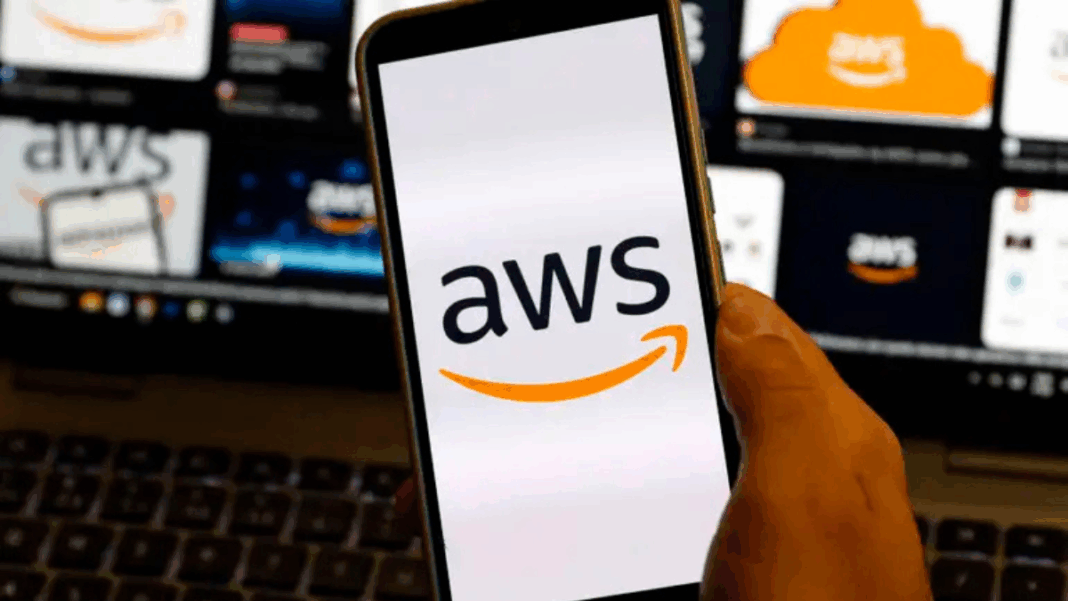 Tela de um celular com a marca AWS, da Amazon