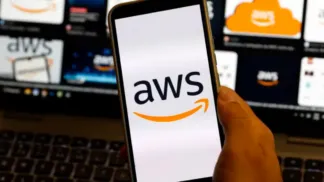 Tela de um celular com a marca AWS, da Amazon