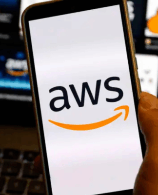Tela de um celular com a marca AWS, da Amazon