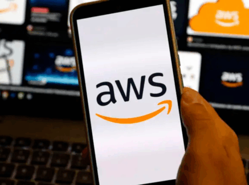 Tela de um celular com a marca AWS, da Amazon