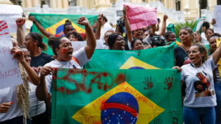 Moradores do Complexo do Alemão e da Penha protestando contra o governo de Cláudio Castro