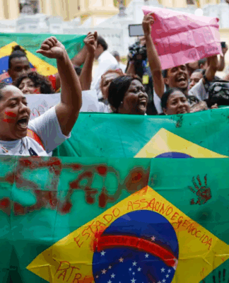 Moradores do Complexo do Alemão e da Penha protestando contra o governo de Cláudio Castro