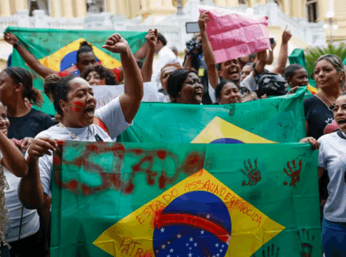 Moradores do Complexo do Alemão e da Penha protestando contra o governo de Cláudio Castro