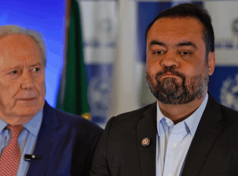 Plano aberto mostra o governador do Rio de Janeiro, Cláudio Castro, e logo atrás, olhando pra ele, o ministro da Justiça e Segurança Pública, Ricardo Lewandowski