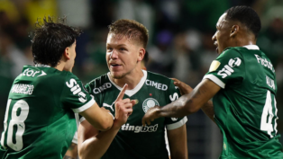 O jogador Bruno Fuchs, do Palmeiras, comemora seu gol contra a equipe da LDU, durante partida válida pela semi-final da Copa Libertadores, na arena Allianz Parque