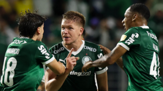 O jogador Bruno Fuchs, do Palmeiras, comemora seu gol contra a equipe da LDU, durante partida válida pela semi-final da Copa Libertadores, na arena Allianz Parque