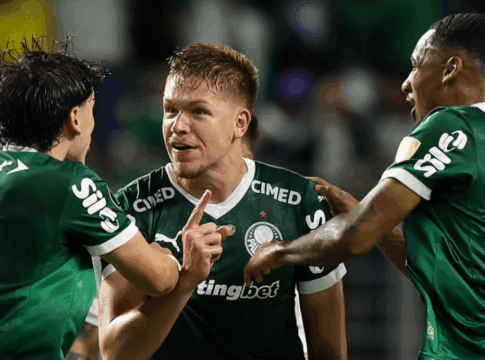 O jogador Bruno Fuchs, do Palmeiras, comemora seu gol contra a equipe da LDU, durante partida válida pela semi-final da Copa Libertadores, na arena Allianz Parque