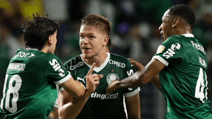 O jogador Bruno Fuchs, do Palmeiras, comemora seu gol contra a equipe da LDU, durante partida válida pela semi-final da Copa Libertadores, na arena Allianz Parque