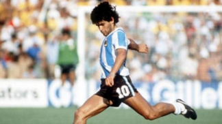 Diego Maradona prestes a chutar uma bola durante a Copa do Mundo de 1986