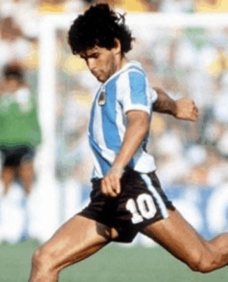 Diego Maradona prestes a chutar uma bola durante a Copa do Mundo de 1986