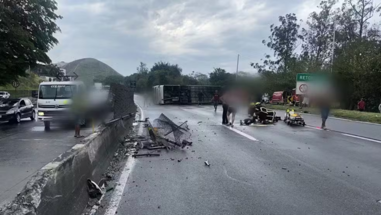 Ônibus deitado na pista e destroços sobre o asfalto