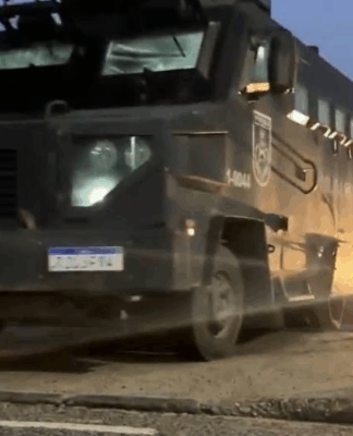 Carro da polícia do Rio de Janeiro em movimento durante a operação