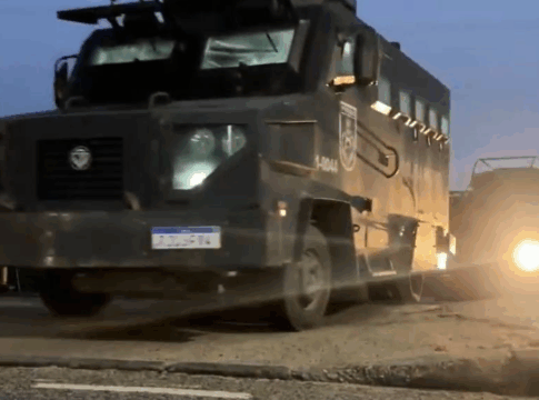 Carro da polícia do Rio de Janeiro em movimento durante a operação