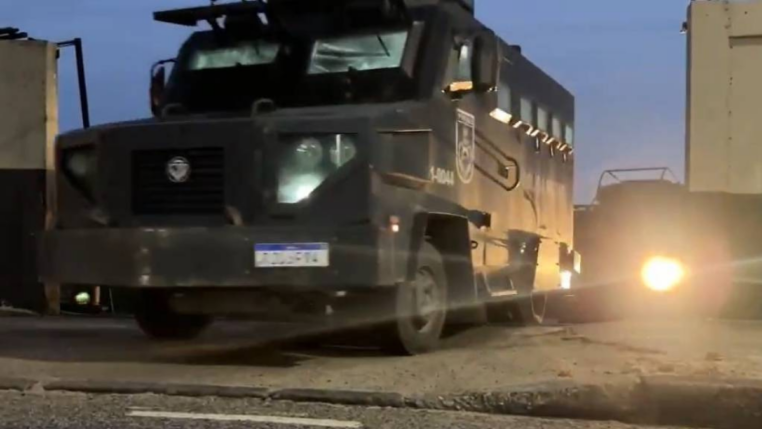 Carro da polícia do Rio de Janeiro em movimento durante a operação