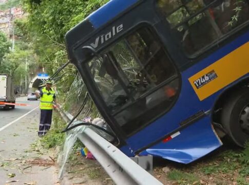 Ônibus caido em barranco, em São Conrado