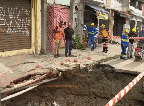 Rua com esgoto exposto em São Paulo