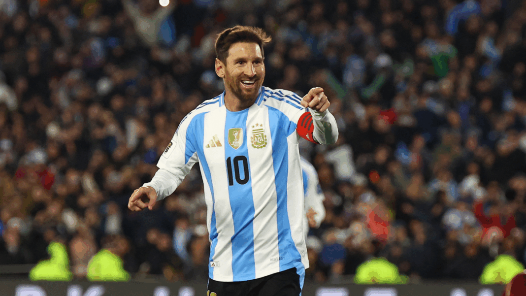 Lionel Messi está em campo e aponta para a frente