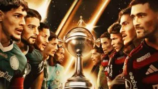 A taça da Libertadores é rodeada por jogadores do Flamengo e do Palmeiras