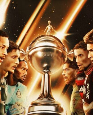 A taça da Libertadores é rodeada por jogadores do Flamengo e do Palmeiras