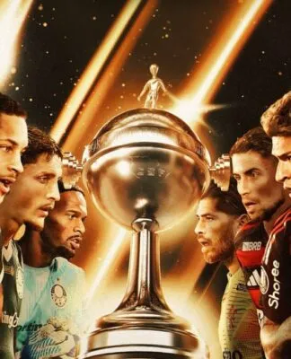 A taça da Libertadores é rodeada por jogadores do Flamengo e do Palmeiras
