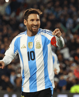 Lionel Messi está em campo e aponta para a frente