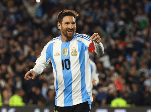 Lionel Messi está em campo e aponta para a frente