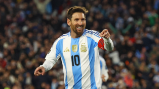 Lionel Messi está em campo e aponta para a frente