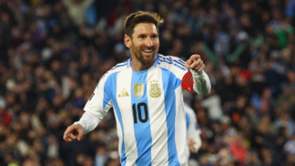 Lionel Messi está em campo e aponta para a frente