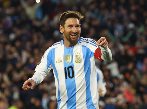 Lionel Messi está em campo e aponta para a frente