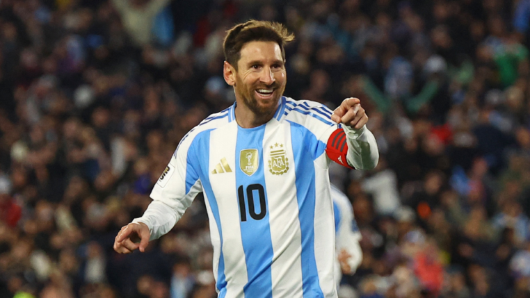 Lionel Messi está em campo e aponta para a frente