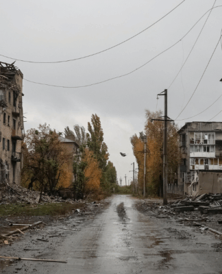 Rua vazia cercada dos prédios arrasados pela guerra