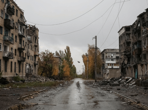 Rua vazia cercada dos prédios arrasados pela guerra