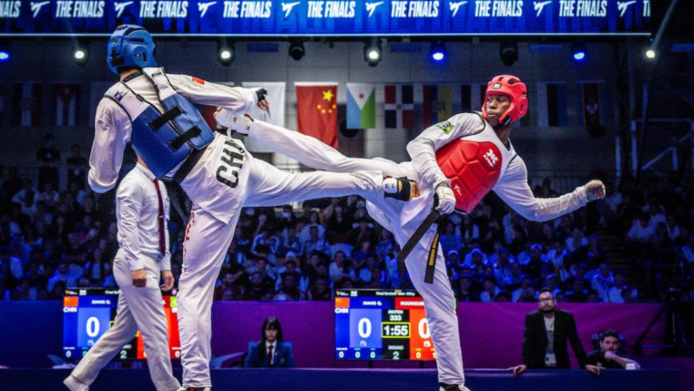 Henrique Marques está de vermelho acertando um golpe no adversário