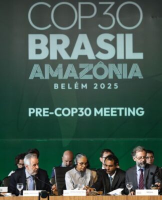 Logo da COP30 exibido acima de mesa com diversas autoridades