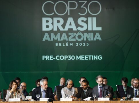Logo da COP30 exibido acima de mesa com diversas autoridades