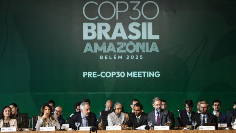 Logo da COP30 exibido acima de mesa com diversas autoridades