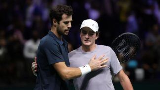 João Fonseca cumprimenta o rival russo Karen Khachanov