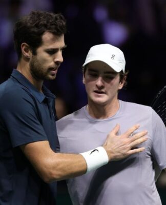 João Fonseca cumprimenta o rival russo Karen Khachanov