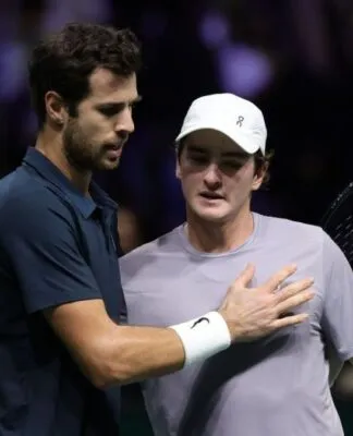 João Fonseca cumprimenta o rival russo Karen Khachanov