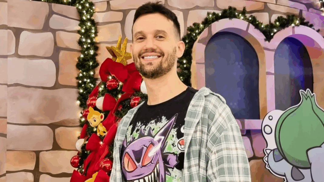 Homem de 45 anos, identificado como João Paulo Manoel, conhecido como Capitão Hunter, aparece em foto de meio corpo. Ele usa camiseta preta e boné escuro, olhando para a câmera com expressão neutra. O fundo é claro e desfocado, sem elementos visíveis que indiquem o local.