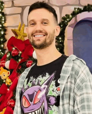 Homem de 45 anos, identificado como João Paulo Manoel, conhecido como Capitão Hunter, aparece em foto de meio corpo. Ele usa camiseta preta e boné escuro, olhando para a câmera com expressão neutra. O fundo é claro e desfocado, sem elementos visíveis que indiquem o local.